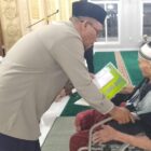 Ketua Baitul Mal Kota Banda Aceh Yusuf Al Qardhawy menyerahkan santunan zakat kepada Muhammad Amin, mualaf yang baru bersyahadat di Masjid Ar-Rahman, Gampong Panteriek, Kecamatan Lueng Bata, Banda Aceh, Rabu (20/8/2026) malam. Foto: Dok. Diskominfo Kota Banda Aceh
