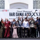 Ketua DPRA Zulfadhli bersama sejumlah pihak melepas burung sebagai simbol kebebasan dan perdamaian dalam rangka memperingati 21 tahun Damai Aceh di Banda Aceh, Kamis (14/8/2026). Foto: Dok. DPRA