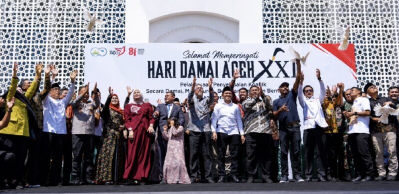 Ketua DPRA Zulfadhli bersama sejumlah pihak melepas burung sebagai simbol kebebasan dan perdamaian dalam rangka memperingati 21 tahun Damai Aceh di Banda Aceh, Kamis (14/8/2026). Foto: Dok. DPRA