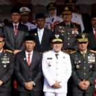 Ketua DPRA Zulfadhli foto bersama jajaran Forkopimda Aceh dan peserta upacara usai peringatan HUT ke-81 Kemerdekaan RI di Lapangan Blang Padang, Banda Aceh, Senin (17/8/2026). Foto: Dok. DPRA