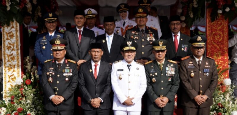 Ketua DPRA Zulfadhli foto bersama jajaran Forkopimda Aceh dan peserta upacara usai peringatan HUT ke-81 Kemerdekaan RI di Lapangan Blang Padang, Banda Aceh, Senin (17/8/2026). Foto: Dok. DPRA