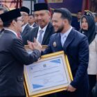 Kepala Kantor Wilayah Kementerian Hukum Aceh Meurah Budiman menyerahkan penghargaan kepada Wakil Bupati Aceh Barat Said Fadheil sebagai apresiasi atas dedikasi dalam pendampingan inovator lokal dan penguatan ekonomi kreatif melalui perlindungan kekayaan intelektual, di Banda Aceh, Rabu (19/8/2026). Foto: Dok. Pemkab Aceh Barat