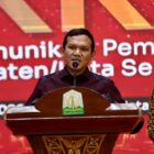 Wakil Gubernur Aceh, H. Fadhlullah, memberikan sambutan pada pengukuhan Dewan Pimpinan Forum Komunikasi Pemerintah Kabupaten/Kota se-Aceh (FKKA) Periode IV 2025–2030 Oleh Dr. Bima Arya Sugiarto, S.IP, MA, di Anjong Mon Mata, Banda Aceh, Rabu (19/8/2026). Foto: Dok. Biro Adpim Setda Aceh 