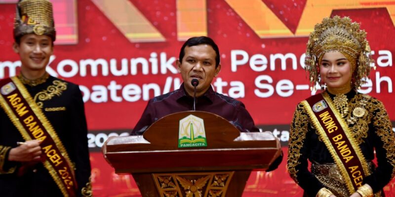 Wakil Gubernur Aceh, H. Fadhlullah, memberikan sambutan pada pengukuhan Dewan Pimpinan Forum Komunikasi Pemerintah Kabupaten/Kota se-Aceh (FKKA) Periode IV 2025–2030 Oleh Dr. Bima Arya Sugiarto, S.IP, MA, di Anjong Mon Mata, Banda Aceh, Rabu (19/8/2026). Foto: Dok. Biro Adpim Setda Aceh 