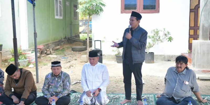 Wakil Gubernur Aceh, H. Fadhlullah, didampingi Kepala Dinas Syariat Islam Aceh, Dr. Misran Fuadi, S.Ag, M.AP, dan Kepala Biro Adpim Setda Aceh, Akkar Arafat, S.STP, M.Si, beserta Rombongan menghadiri Takziah untuk Almh. Rubiah Binti Tgk. Arifin (Ibunda Tgk. Muhammad Yunus Abon Yunus/Ketua Baitul Mal Aceh) di Gampong Seneubok, Kec. Darul Aman, Kab. Aceh Timur, Kamis, (20/8/2026). Foto: Dok. Biro Adpim Setda Aceh 