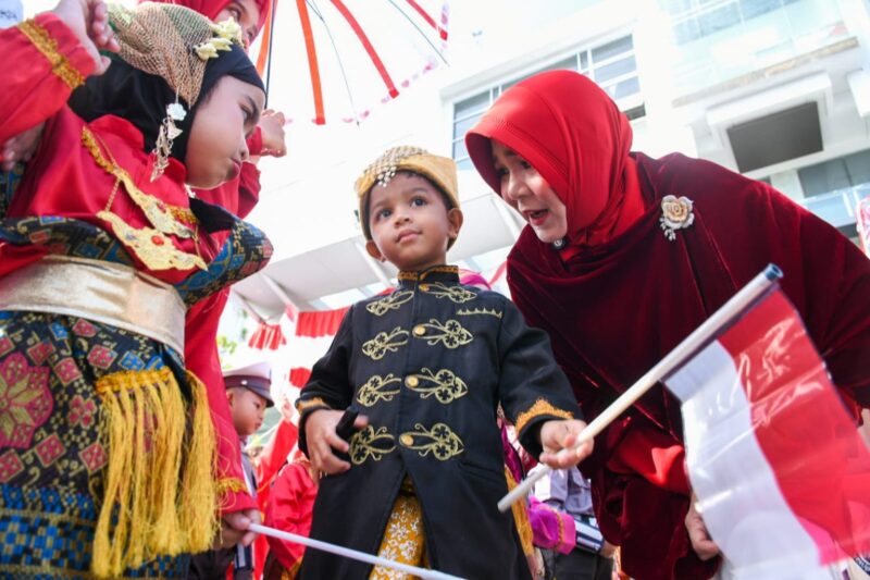 Wali Kota Banda Aceh Illiza Sa’aduddin Djamal menyapa dan berinteraksi dengan anak-anak PAUD saat Karnaval HUT ke-81 Kemerdekaan RI di Balai Kota Banda Aceh, Sabtu (22/8/2026). Foto: Dok. Prokopim Kota Banda Aceh
