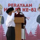 Wali Kota Banda Aceh Illiza Sa’aduddin Djamal menjadi pembina upacara HUT ke-81 Kemerdekaan RI bersama anak-anak Taman Edukasi Anak Cerdas di kawasan pemulung Gampong Jawa, Minggu (23/8/2026). Foto: Dok. Prokopim Kota Banda Aceh