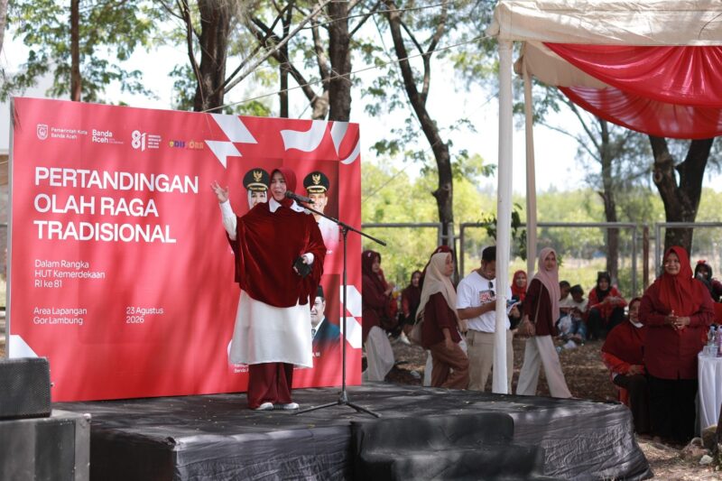 Wali Kota Illiza Sa’aduddin Djamal membuka perlombaan olahraga tradisional yang diikuti ratusan ibu-ibu dari sembilan kecamatan se-Kota Banda Aceh, Minggu (23/8/2026). Foto: Dok. Prokopim Kota Banda Aceh