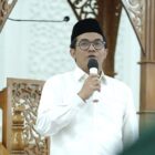 Ketua DPRK Banda Aceh Irwansyah ST menyampaikan pesan kepada jamaah dalam kegiatan zikir menyambut bulan Maulid di Masjid Baiturrahim, Minggu (23/8/2026). Foto: Dok. DPRK Banda Aceh