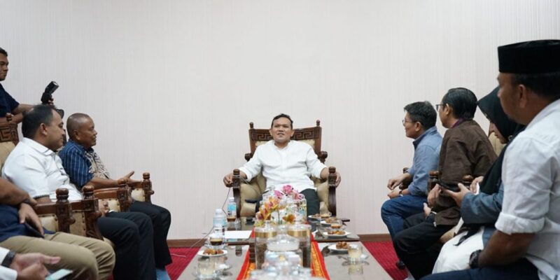 Wakil Gubernur Aceh, H. Fadhlullah, didampingi Karo Adpim Setda Aceh, Akkar Arafat, S.STP, M.Si, menerima kunjungan silaturahmi Direktur Utama Perum LKBN Antara Benny Siga Butarbutar beserta jajaran di Pendopo Wakil Gubernur Aceh, Banda Aceh, Selasa (25/8/2026). Foto: Dok. Biro Adpim Setda Aceh 