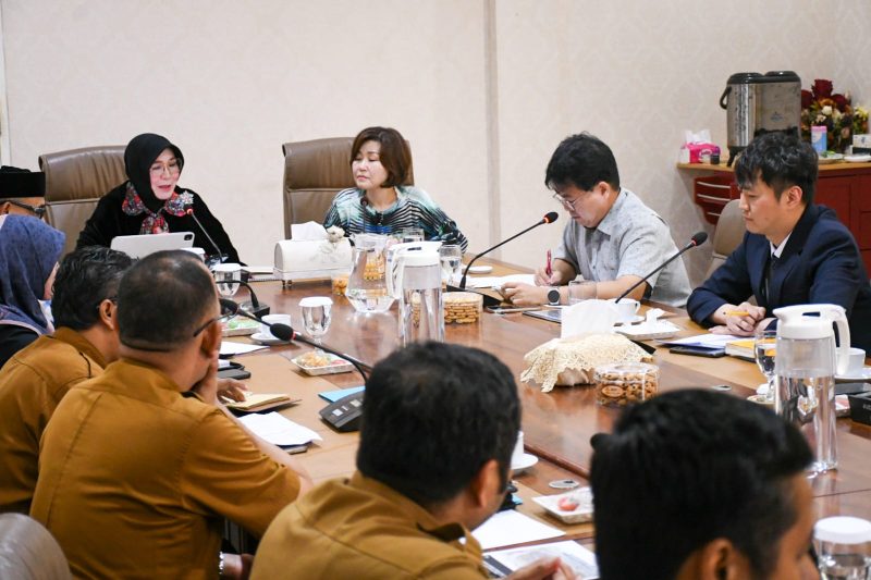 Wali Kota Banda Aceh Illiza Sa’aduddin Djamal menerima kunjungan jajaran Pemerintah Kota Seoul, Korea Selatan, untuk membahas pengembangan outdoor library melalui Seoul ODA Challenge Project 2026 di Pendopo Wali Kota Banda Aceh, Senin (24/8/2026). Foto: Dok. Diskominfo Kota Banda Aceh