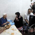 Wali Kota Banda Aceh Illiza Sa’aduddin Djamal menyerahkan bantuan kursi roda kepada warga lansia di Kecamatan Jaya Baru, Banda Aceh, Senin (24/8/2026). Foto: Dok. Diskominfo Kota Banda Aceh