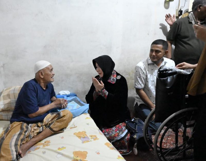 Wali Kota Banda Aceh Illiza Sa’aduddin Djamal menyerahkan bantuan kursi roda kepada warga lansia di Kecamatan Jaya Baru, Banda Aceh, Senin (24/8/2026). Foto: Dok. Diskominfo Kota Banda Aceh