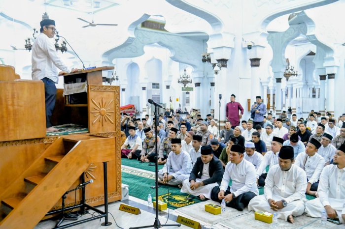 Bupati Aceh Besar, H Muharram Idris menghadiri peringatan Maulid Nabi Muhammad SAW 1448 H, di Masjid Raya Baiturrahman, Banda Aceh, Senin (24/8/2026) malam. Foto: Dok. MC Aceh Besar