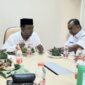 Direktur Utama RSUDZA Dr. Muhazar bersama Wakil Direktur Administrasi dan Umum RSUDZA T. Hendra Faisal membahas kondisi keuangan dan upaya penyelesaian utang rumah sakit kepada rekanan di Banda Aceh, Rabu (26/8/2026). Foto: Dok. Istimewa 