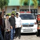 Wakil Ketua DPRK Banda Aceh Musriadi Aswad menyerahkan satu unit ambulans kepada masyarakat Gampong Kopelma Darussalam melalui Masjid Baitul Mustaqim, Jumat (14/8/2026). Foto: Dok. Istimewa