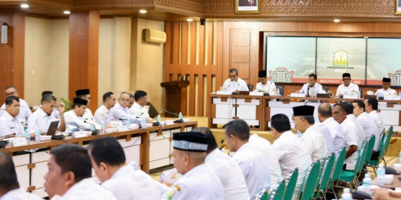 Wakil Gubernur Aceh, H. Fadhlullah, didampingi Plt. Sekda Aceh, TaufiK, ST, M.Si, dan para Asisten Sekda Aceh, memimpin Rapat Koordinasi bersama para Kepala SKPA/Biro, di Gedung Serba Guna, Setda Aceh, Banda Aceh, Rabu (26/8/2026). Foto: Dok. Biro Adpim Setda Aceh 