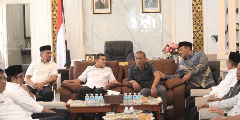 Wakil Gubernur Aceh, H. Fadhlullah, didampingi Plt. Sekda Aceh, Taufik, ST, M.Si, saat melakukan Rapat Koordinasi dengan Pimpinan dan Anggota DPRA, di Ruang Kerja Ketua DPRA, Banda Aceh, Rabu, (26/8/2026). Foto: Dok. Biro Adpim Setda Aceh