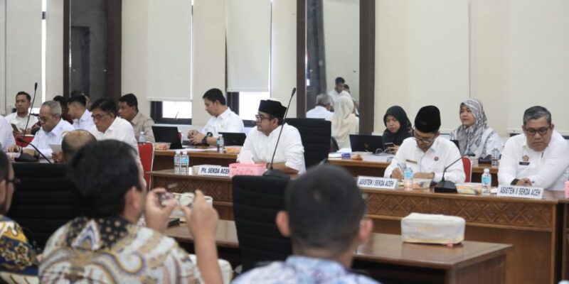 Plt. Sekda Aceh, Taufik, ST, M.Si, beserta Tim Anggaran Pemerintah Aceh (TAPA), menggelar rapat bersama Pimpinan dan Anggota DPRA, di Ruang Serba Guna DPRA, Banda Aceh, Rabu (26/8/2026). Foto: Dok. Biro Adpim Setda Aceh 
