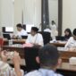 Plt. Sekda Aceh, Taufik, ST, M.Si, beserta Tim Anggaran Pemerintah Aceh (TAPA), menggelar rapat bersama Pimpinan dan Anggota DPRA, di Ruang Serba Guna DPRA, Banda Aceh, Rabu (26/8/2026). Foto: Dok. Biro Adpim Setda Aceh 
