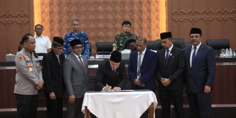Wakil Gubernur Aceh, H. Fadhlullah, didampingi Plt. Sekda Aceh, Taufik, ST, M.Si, saat menandatangani dokumen persetujuan Raqan Aceh tentang Pertanggungjawaban APBA Anggaran 2025 bersama Pimpinan DPRA dalam Rapat Paripurna di Gedung Utama DPRA, Banda Aceh, Kamis (27/8/2026). Foto: Dok. Biro Adpim Setda Aceh 