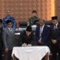 Wakil Gubernur Aceh, H. Fadhlullah, didampingi Plt. Sekda Aceh, Taufik, ST, M.Si, saat menandatangani dokumen persetujuan Raqan Aceh tentang Pertanggungjawaban APBA Anggaran 2025 bersama Pimpinan DPRA dalam Rapat Paripurna di Gedung Utama DPRA, Banda Aceh, Kamis (27/8/2026). Foto: Dok. Biro Adpim Setda Aceh 
