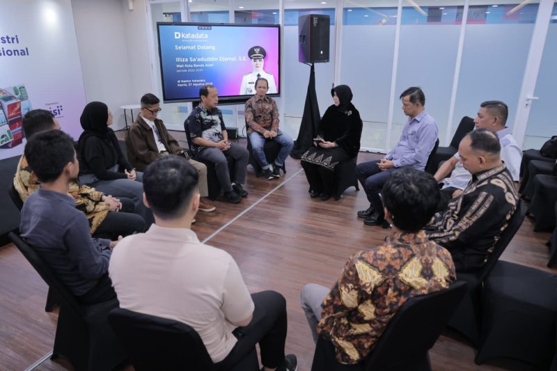 Wali Kota Banda Aceh Illiza Sa’aduddin Djamal melakukan kunjungan ke Kantor Katadata di Jakarta untuk membahas kolaborasi dan penguatan kebijakan pembangunan berbasis data, Kamis (27/8/2026). Foto: Dok. Diskominfo Kota Banda Aceh