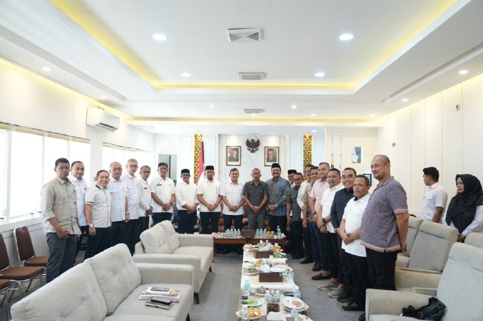 Wakil Gubernur Aceh Fadhlullah (Dek Fadh) bersama Plt. Sekda Aceh Taufik dan jajaran SKPA foto bersama usai melakukan kunjungan silaturahmi ke DPRA untuk memperkuat sinergi eksekutif dan legislatif, Banda Aceh, Rabu (26/8/2026). Foto: Dok. DPRA