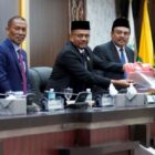 Wakil Ketua DPRA Ir. H. Saifuddin Muhammad (Yah Fud) menyerahkan dokumen pendapat Badan Anggaran DPRA terhadap Rancangan Qanun Pertanggungjawaban Pelaksanaan APBA Tahun Anggaran 2025 dalam Rapat Paripurna DPRA di Gedung DPRA, Banda Aceh, Rabu (26/8/2026) malam. Foto: Dok. DPRA