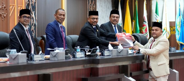 Wakil Ketua DPRA Ir. H. Saifuddin Muhammad (Yah Fud) menyerahkan dokumen pendapat Badan Anggaran DPRA terhadap Rancangan Qanun Pertanggungjawaban Pelaksanaan APBA Tahun Anggaran 2025 dalam Rapat Paripurna DPRA di Gedung DPRA, Banda Aceh, Rabu (26/8/2026) malam. Foto: Dok. DPRA
