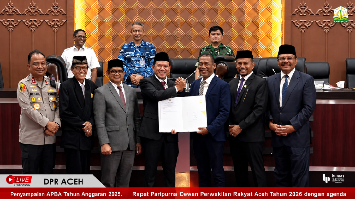 Wakil Gubernur Aceh Fadhlullah (Dek Fadh) menyerahkan dokumen pendapat akhir Pemerintah Aceh dalam Rapat Paripurna DPRA terkait Pertanggungjawaban Pelaksanaan APBA Tahun Anggaran 2025, Kamis (27/8/2026). Foto: Dok. DPRA