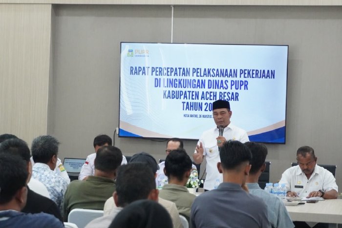 Bupati Aceh Besar Muharram Idris menyampaikan sambutan sekaligus memimpin Rapat Percepatan Pelaksanaan Kegiatan Tahun Anggaran (TA) 2026 di lingkungan Dinas PUPR Kabupaten Aceh Besar di Kota Jantho, Rabu (26/8/2026). Foto: Dok. MC Aceh Besar