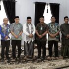Wakil Direktur Umum Administrasi Umum dan Keuangan RSUD Meuraxa, Darwis, SKM., M.Kes., bersama jajaran manajemen bersilaturahmi dengan Pimpinan Dayah Thalibul Huda Bayu, Tgk. H. Hasbi Albayuni (Abi Bayu), membahas kerja sama rujukan kesehatan santri, Kamis (27/8/2026). Foto: Dok. Diskominfo Kota Banda Aceh