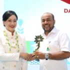 Direktur Utama Bank Aceh Syariah Fadhil Ilyas menerima KEJAR Award OJK Pusat 2026 dari Ketua Dewan Komisioner OJK Friderica Widyasari Dewi dalam rangkaian Puncak Hari Indonesia Menabung dan Bulan Literasi Keuangan 2026 di Sekolah Rakyat 13 Bekasi, Jumat (28/8/2026). Foto: Dok. Ist
