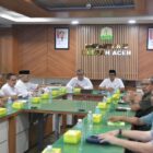 Plt. Sekda Aceh, Taufik, ST, M.Si, didampingi Asisten Perekonomian dan Pembangunan Sekda Aceh, Ir. T. Robby Irza, S.SiT, MT, saat memimpin Rapat Percepatan Penugasan Pelayaran Kapal Ro-Ro Pelabuhan Krueng Geukueh - Penang yang diikuti para Kepala SKPA/Biro terkait, di Ruang Rapat Sekda Aceh, Banda Aceh, Jum'at, (28/8/2026). Foto: Dok. Biro Adpim Setda Aceh