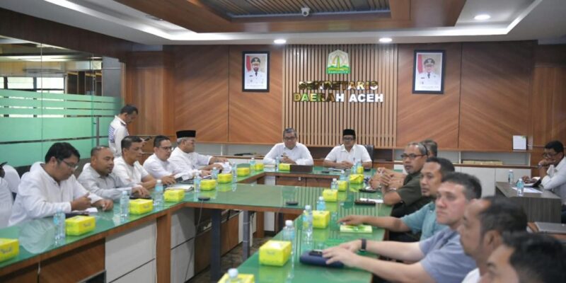Plt. Sekda Aceh, Taufik, ST, M.Si, didampingi Asisten Perekonomian dan Pembangunan Sekda Aceh, Ir. T. Robby Irza, S.SiT, MT, saat memimpin Rapat Percepatan Penugasan Pelayaran Kapal Ro-Ro Pelabuhan Krueng Geukueh - Penang yang diikuti para Kepala SKPA/Biro terkait, di Ruang Rapat Sekda Aceh, Banda Aceh, Jum'at, (28/8/2026). Foto: Dok. Biro Adpim Setda Aceh 