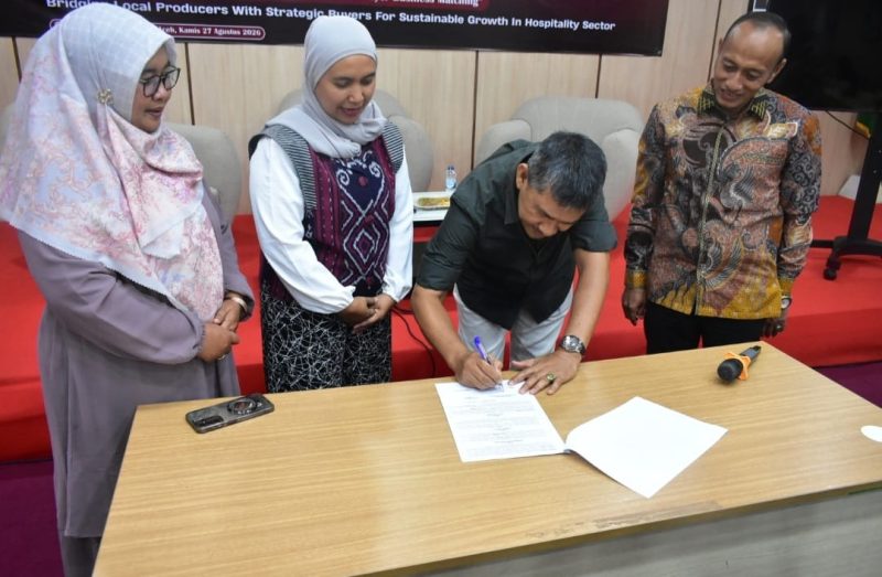 Penandatanganan Letter of Intent (LoI) antara pelaku UMKM dan Penanam Modal Dalam Negeri (PMDN) dalam kegiatan Perintis Berdaya Connect Aceh Business Matching di Ballroom Bapelkes, Banda Aceh, Kamis (27/8/2026). Foto: Dok. Diskominfo Kota Banda Aceh