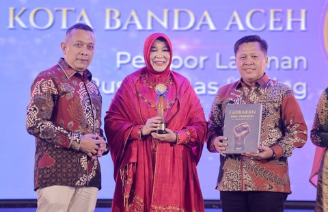 Wali Kota Banda Aceh Illiza Sa’aduddin Djamal menerima penghargaan Serambi Awards 2026 kategori Pelopor Puskesmas Keliling pada malam penganugerahan di Gedung AAC Dayan Dawood, Darussalam, Banda Aceh, Sabtu (29/8/2026). Foto: Dok. Prokopim Kota Banda Aceh