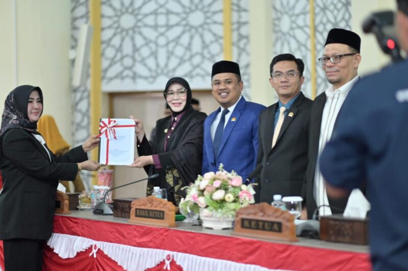 Wali Kota Banda Aceh Illiza Sa’aduddin Djamal menerima laporan Badan Anggaran DPRK Banda Aceh dalam rapat paripurna pembahasan R-KUA PPAS Perubahan APBK Perubahan Tahun Anggaran 2026, Senin (31/8/2026). Foto: Dok. DPRK Banda Aceh