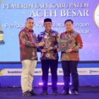 Bupati Aceh Besar H. Muharram Idris (Syech Muharram) menerima penghargaan Serambi Awards 2026 kategori Penggerak Kedaulatan Pangan Kabupaten Aceh Besar di AAC Dayan Dawood, Darussalam, Banda Aceh, Sabtu (29/8/2026) malam. Foto: Dok. MC Aceh Besar