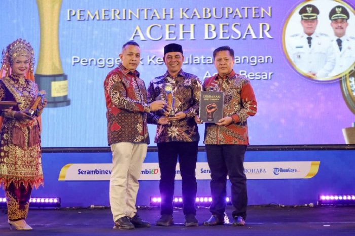 Bupati Aceh Besar H. Muharram Idris (Syech Muharram) menerima penghargaan Serambi Awards 2026 kategori Penggerak Kedaulatan Pangan Kabupaten Aceh Besar di AAC Dayan Dawood, Darussalam, Banda Aceh, Sabtu (29/8/2026) malam. Foto: Dok. MC Aceh Besar