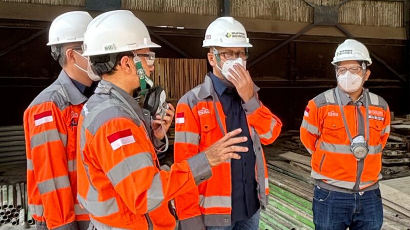Direktur Utama SIG, Indrieffouny Indra (kedua dari kanan) memimpin koordinasi lapangan di Pabrik Lhoknga untuk memastikan ketersediaan pasokan semen di Aceh, Selasa (4/8/2026). Foto: Dok. Istimewa 