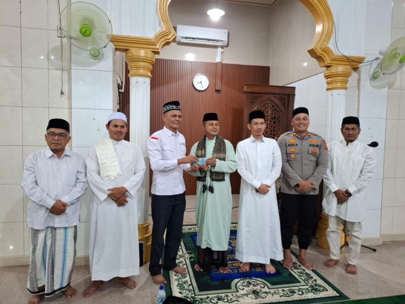 Bupati Aceh Barat Tarmizi SP, MM bersama unsur Forkopimcam Samatiga dan masyarakat mengikuti kegiatan Magrib Mengaji di Gampong Paya Lumpat, Kecamatan Samatiga, Aceh Barat, Kamis (20/8/2026). Foto: Dok. Istimewa 