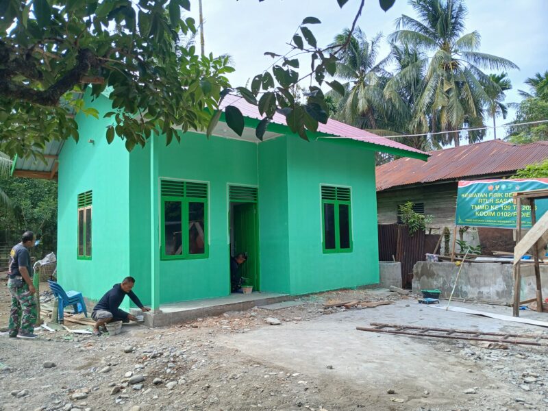 Personel Satgas TMMD Ke-129 Kodim 0102/Pidie bersama masyarakat melaksanakan pengecoran lantai rumah dalam program rehabilitasi lima unit Rumah Tidak Layak Huni (RTLH) di Kabupaten Pidie, Kamis (6/8/2026). Foto: Dok. Istimewa 