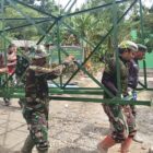 Personel Satgas TMMD Reguler ke-129 Kodim 0102/Pidie bersama masyarakat melakukan pemasangan tandon air dan pengecoran menara tandon di Kompleks Dayah Balul Ula Al Munawarah, Desa Lhok Panah, Kecamatan Sakti, Pidie, Minggu (9/8/2026). Foto: Dok. Istimewa