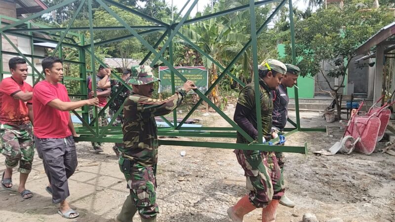 Personel Satgas TMMD Reguler ke-129 Kodim 0102/Pidie bersama masyarakat melakukan pemasangan tandon air dan pengecoran menara tandon di Kompleks Dayah Balul Ula Al Munawarah, Desa Lhok Panah, Kecamatan Sakti, Pidie, Minggu (9/8/2026). Foto: Dok. Istimewa 