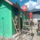 Personel Satgas TMMD ke-129 Kodim 0102/Pidie melakukan pengecatan pada bangunan MCK di kompleks TPU Desa Lhok Panah yang memasuki tahap finishing, Selasa (11/8/2026). Foto: Dok. Istimewa