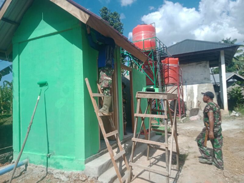 Personel Satgas TMMD ke-129 Kodim 0102/Pidie melakukan pengecatan pada bangunan MCK di kompleks TPU Desa Lhok Panah yang memasuki tahap finishing, Selasa (11/8/2026). Foto: Dok. Istimewa 