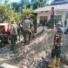 Babinsa Kodim 0108/Aceh Tenggara bersama masyarakat bergotong royong mengangkut material besi dan adukan semen untuk mendukung pembangunan Jembatan Gantung Perintis di Desa Lawe Ger Ger, Kecamatan Ketambe, Aceh Tenggara, Minggu (9/8/2026). Foto: Dok. Istimewa