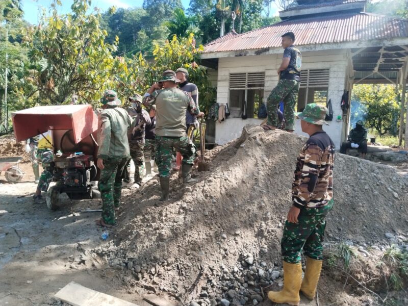 Babinsa Kodim 0108/Aceh Tenggara bersama masyarakat bergotong royong mengangkut material besi dan adukan semen untuk mendukung pembangunan Jembatan Gantung Perintis di Desa Lawe Ger Ger, Kecamatan Ketambe, Aceh Tenggara, Minggu (9/8/2026). Foto: Dok. Istimewa 